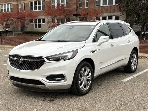 Used 2018 Buick Enclave Avenir image 2