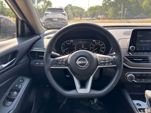 Used 2025 Nissan Altima 2.5 SV FWD image 30
