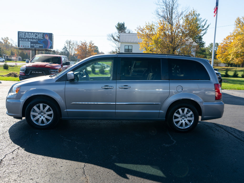 Used 2016 Chrysler Town & Country Touring w/ Driver Convenience Group FWD image 4