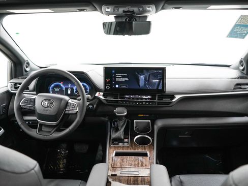 Used 2025 Toyota Sienna Limited AWD/4WD image 14