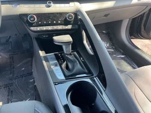 Used 2025 Hyundai Elantra SEL image 41