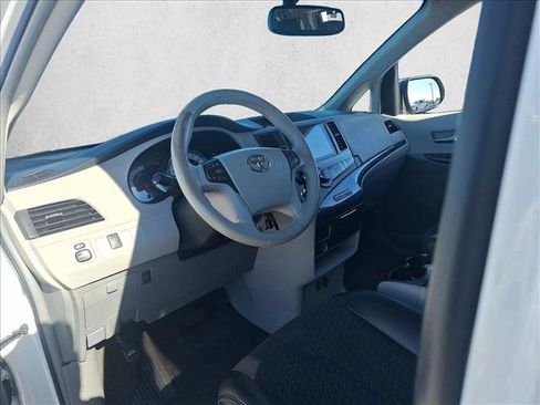 Used 2012 Toyota Sienna SE image 19