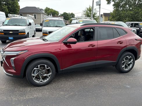 Used 2025 Chevrolet Trax LT FWD image 4