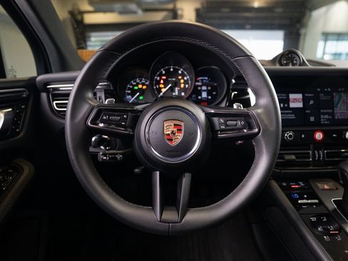Used 2025 Porsche Macan image 32