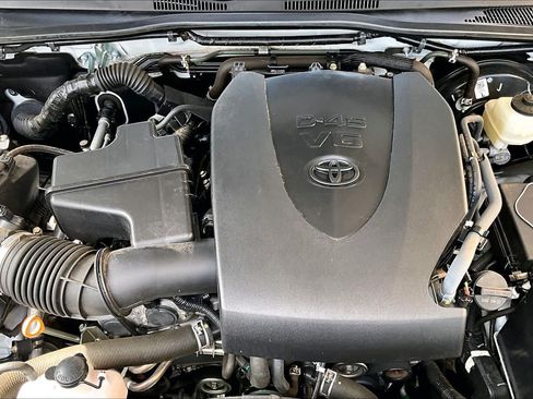 Used 2021 Toyota Tacoma SR5 AWD/4WD image 33