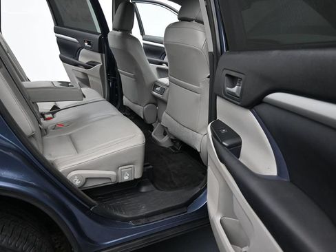 Used 2015 Toyota Highlander XLE FWD image 25
