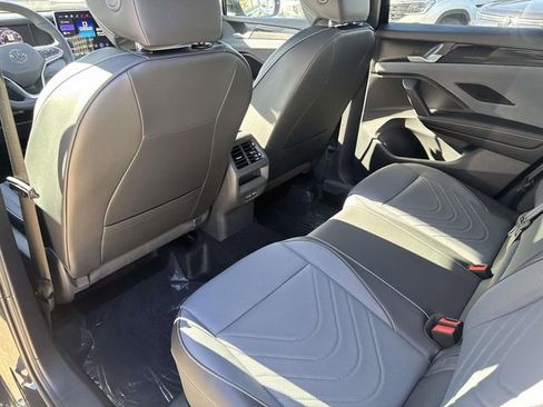New 2026 Volkswagen Tiguan SE R-Line AWD/4WD image 8