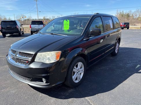 Used 2013 Dodge Grand Caravan Crew w/ Entertainment Group 1 FWD image 2