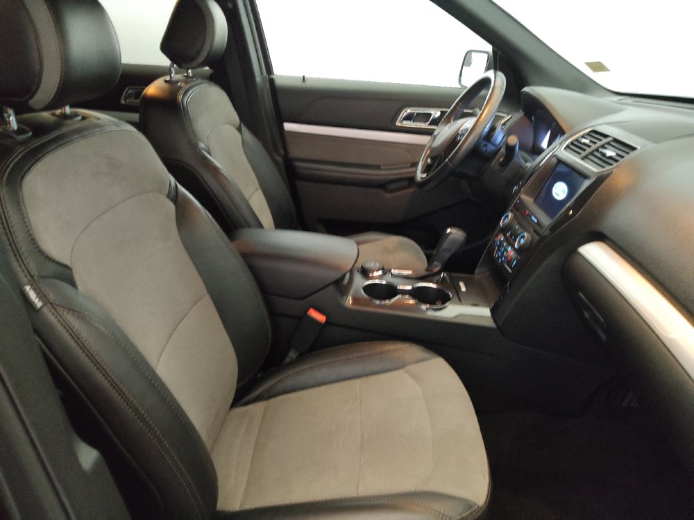 Used 2017 Ford Explorer XLT w/ Equipment Group 202A AWD/4WD image 21