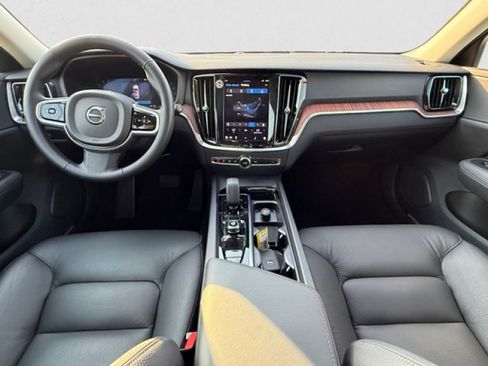 Used 2025 Volvo V60 B5 Cross Country Plus AWD/4WD image 13