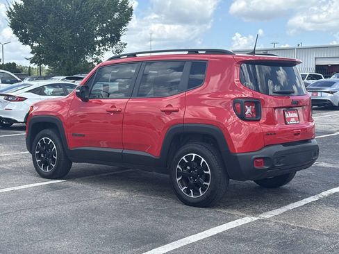 Used 2023 Jeep Renegade Latitude w/ Sun/Sound Group AWD/4WD image 7