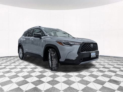 Used 2025 Toyota Corolla Cross LE image 12