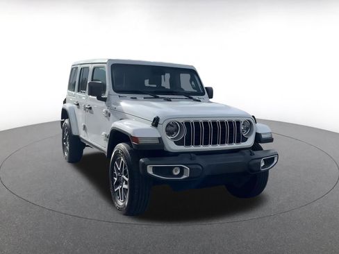 Used 2025 Jeep Wrangler Sahara image 3