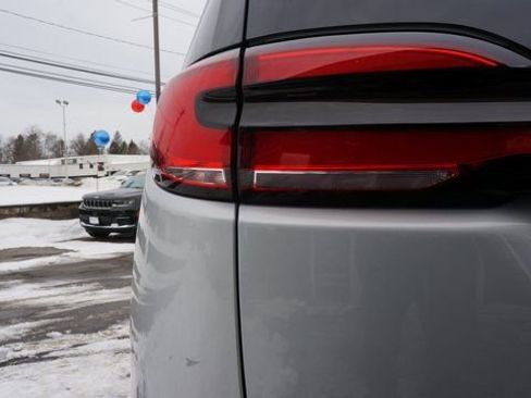 Used 2024 Chrysler Pacifica Touring-L image 82