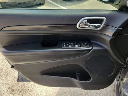 Used 2019 Jeep Grand Cherokee Altitude image 17