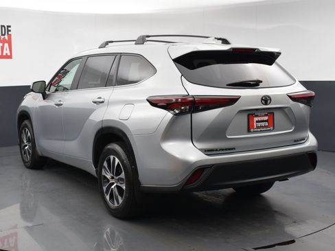 Used 2024 Toyota Highlander XLE AWD/4WD image 3