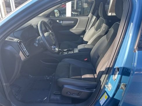 Certified 2025 Volvo XC40 B5 Plus AWD/4WD image 17