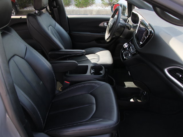 Used 2025 Chrysler Pacifica Select FWD image 30