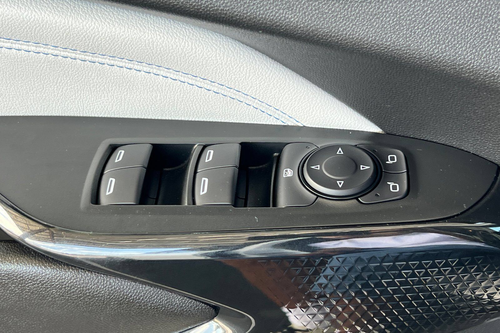 Used 2025 Chevrolet Trax LT FWD image 18