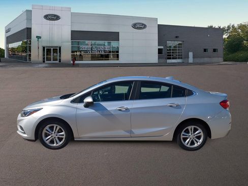 Used 2017 Chevrolet Cruze LT w/ Convenience Package image 7