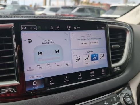 Used 2024 Chrysler Pacifica Touring-L image 12