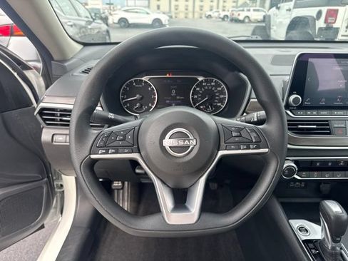 Used 2025 Nissan Altima 2.5 SV FWD image 12