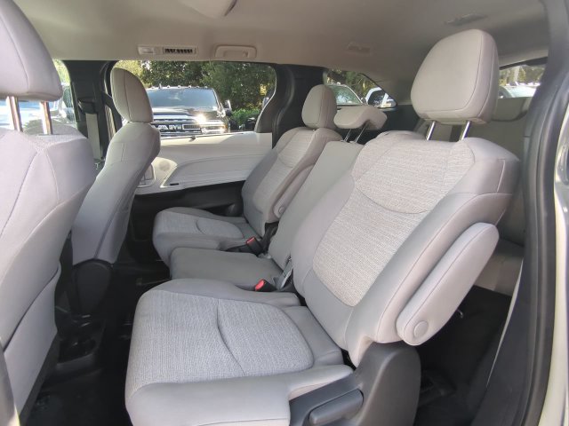 Used 2025 Toyota Sienna LE FWD image 16