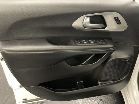 Used 2022 Chrysler Pacifica Limited w/ S Appearance Package AWD/4WD image 17