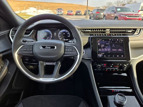 New 2025 Jeep Grand Cherokee Altitude image 17