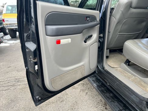 Used 2003 Chevrolet Suburban 2500 LT w/ LT Preferred Equipment Group image 12