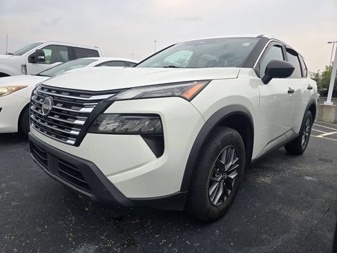 Used 2024 Nissan Rogue S AWD/4WD image 3
