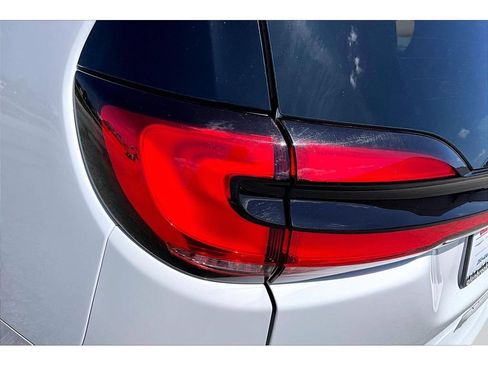 Certified 2024 Chrysler Pacifica Touring-L FWD image 37