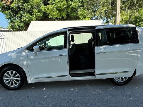 Used 2019 Chrysler Pacifica Touring-L FWD image 4