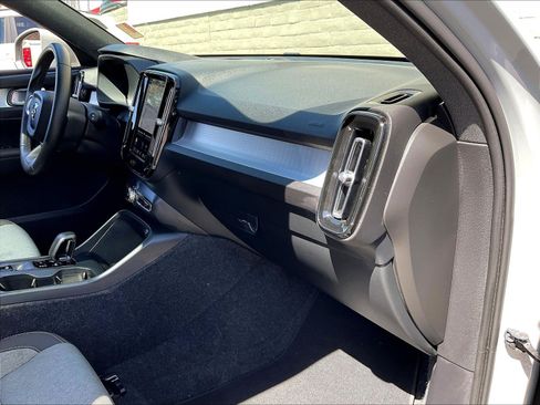 Used 2025 Volvo XC40 B5 Core AWD/4WD image 16
