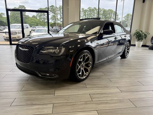 Used 2018 Chrysler 300 S w/ 300S Premium Group RWD image 3