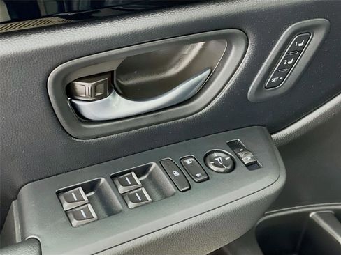 Certified 2025 Honda Pilot Touring image 24