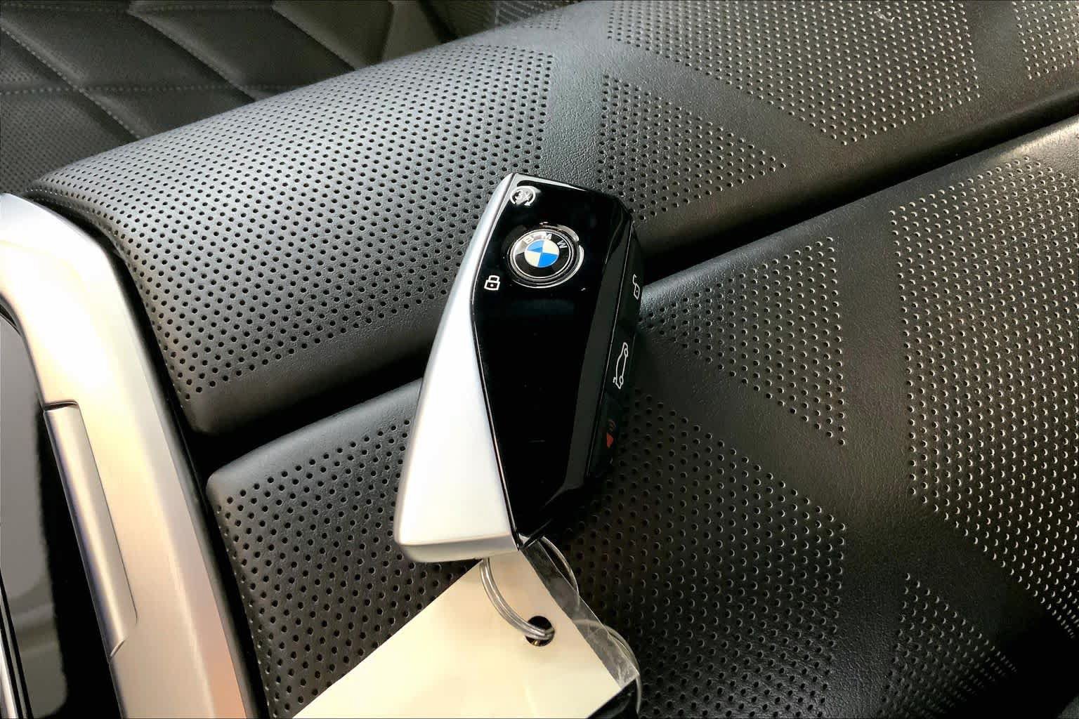 Used 2023 BMW i7 xDrive60 w/ Executive Package 2 AWD/4WD image 14