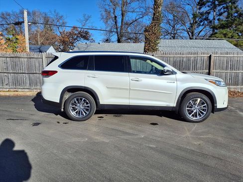 Certified 2019 Toyota Highlander XLE image 2