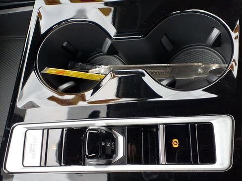 Used 2025 Volkswagen Atlas SE image 26