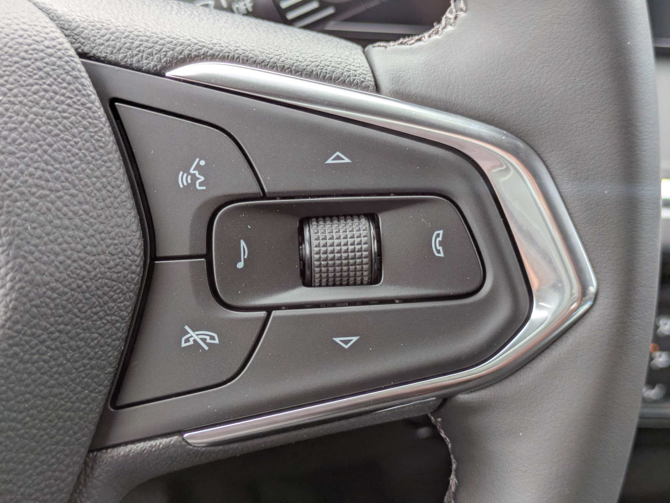 New 2026 Chevrolet Trax ACTIV w/ Sunroof Package FWD image 17