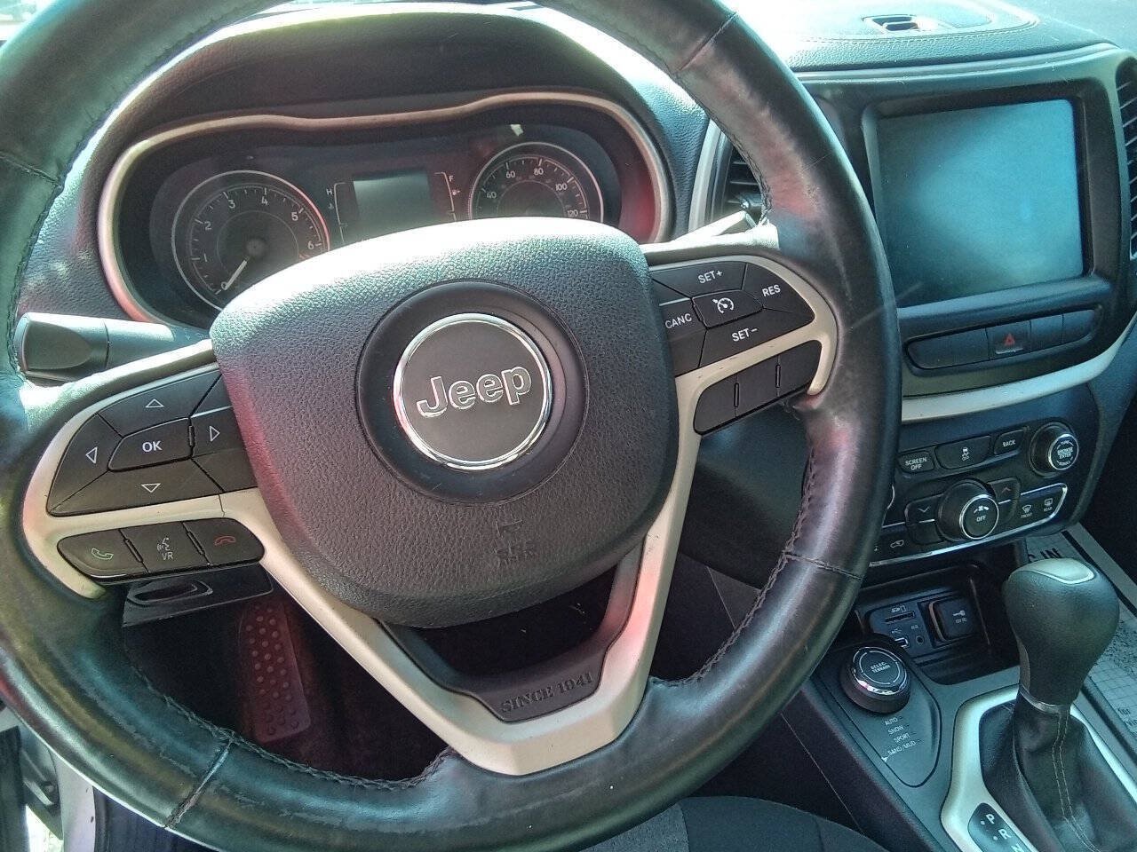 Used 2014 Jeep Cherokee Latitude w/ Cold Weather Group AWD/4WD image 17