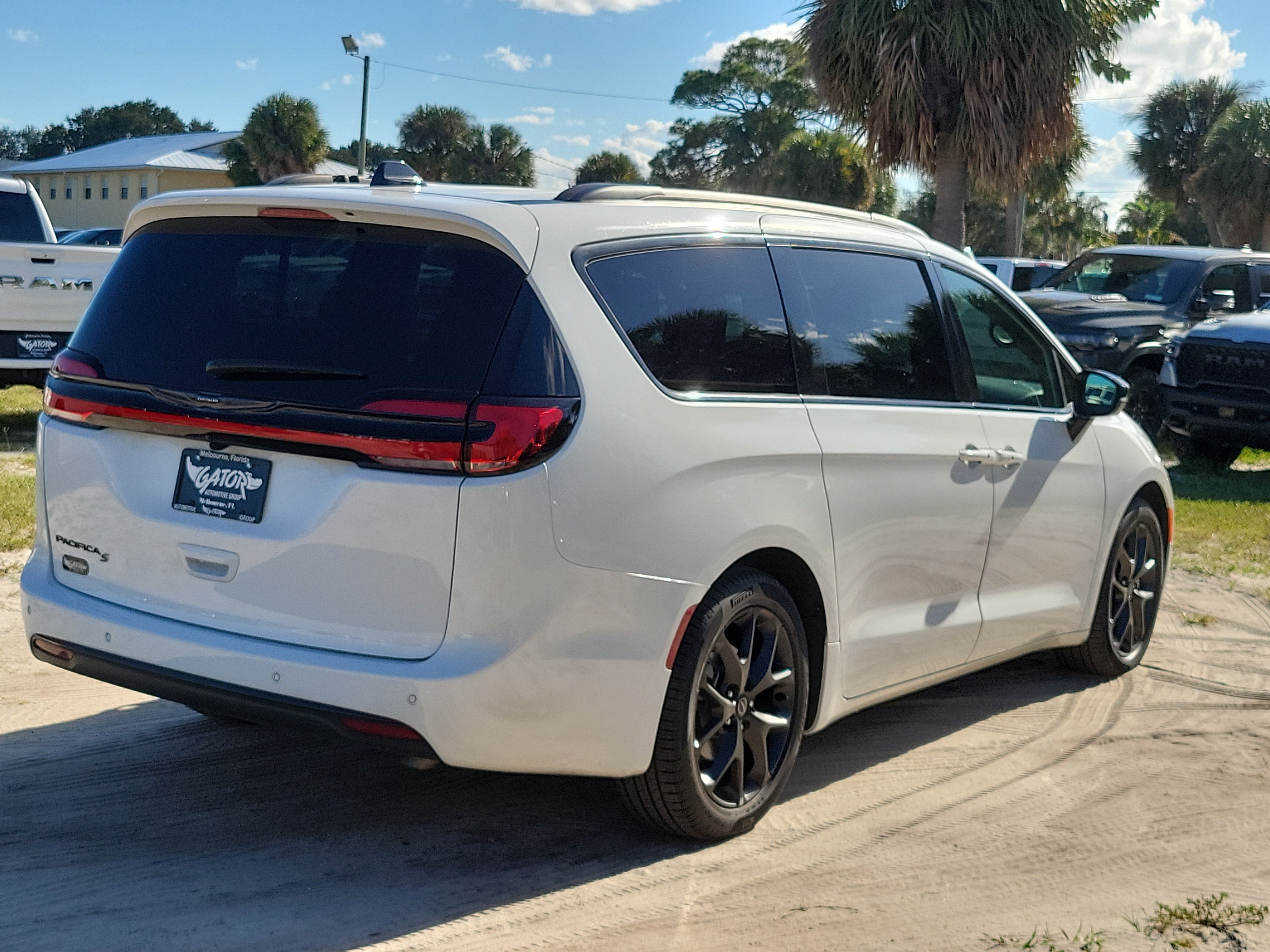 Used 2026 Chrysler Pacifica Select w/ S Appearance Package FWD image 4