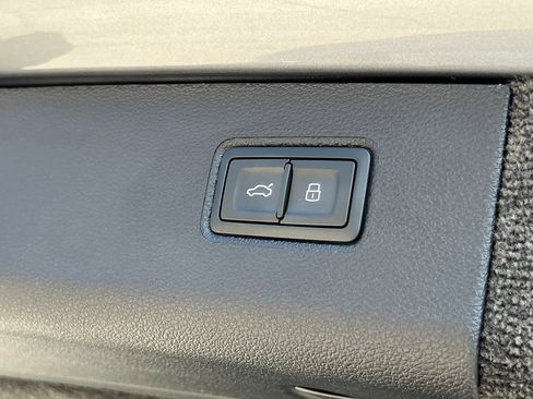 Certified 2025 Bentley Bentayga image 25