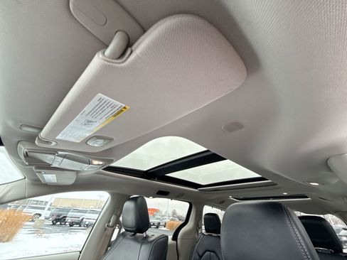 Used 2017 Chrysler Pacifica Limited image 24