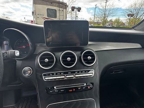 Used 2019 Mercedes-Benz GLC 300 4MATIC image 19