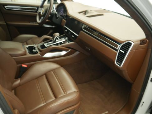 Certified 2023 Porsche Cayenne Turbo AWD/4WD image 25
