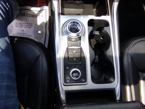 Used 2020 Ford Explorer XLT w/ Equipment Group 202A AWD/4WD image 18
