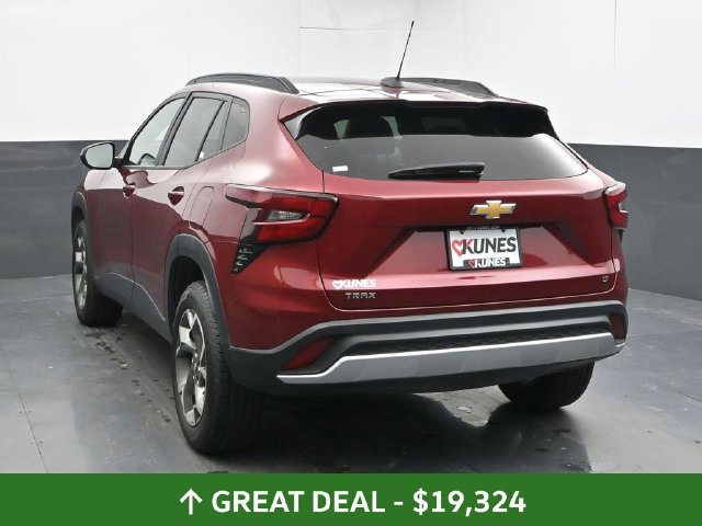 Used 2025 Chevrolet Trax LT FWD image 12