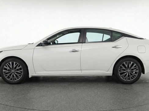 Used 2025 Nissan Altima 2.5 SV FWD image 3