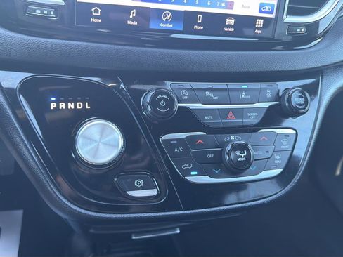 Used 2025 Chrysler Pacifica Select FWD image 25